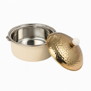 Plat de service en métal avec revêtement en poudre crème et couvercle doré martelé. Pot isotherme élégant pour la restauration fine et les services de traiteur - Product Image 2
