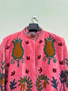 เสื้อแจ็คเก็ตกำมะหยี่สีชมพูพรีเมียมปักลายซูซานี  ลายดอกไม้ แขนยาว คอตั้ง ทำมือ สไตล์โบฮีเมียน เสื้อโค้ทฤดูหนาวสำหรับผู้หญิง - Product Image 3