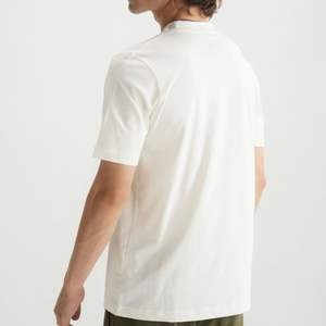 Camiseta Esencial para Hombre con Cuello Redondo, Personalizable, 180g, Algodón, Hombros Caídos - Product Image 6