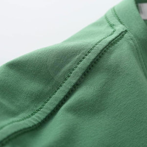 Camiseta básica de cuello redondo para hombre, 100% algodón, para mayor comodidad, durabilidad y atuendos diarios sin esfuerzo. - Product Image 6