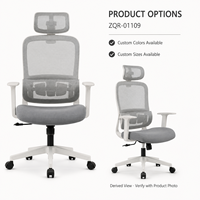 Chaise de bureau en maille grise avec cadre blanc, appui-tête, accoudoirs en forme de T et base à roulettes blanche pour postes de travail modernes