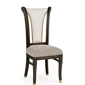 Chaise de salle à manger contemporaine de luxe en teck massif avec dossier rembourré en cuir PU et accents en laiton pour appartement et restaurant d'hôtel - Product Image 1