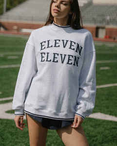 เสื้อคอกลมโอเวอร์ไซส์สำหรับผู้หญิง แบรนด์ Eleven Eleven ตกแต่งด้วยลายปักตัวอักษรสีน้ำตาล ทรงปกติ ใส่ได้ในฤดูใบไม้ร่วง คอเสื้อแบบม็อกเนค - Product Image 2