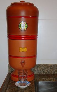 Distributeur d'eau en terre cuite artisanal élégant et de qualité supérieure, avec filtre à eau en argile pour un refroidissement naturel et une eau potable saine - Product Image 2