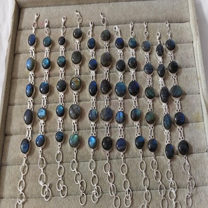 Hermosa Pulsera de Labradorita Grado AAA con Cuentas Elásticas de Fluorita Multicolor Grabada y Diseño de Amor Tallado, Piedras Preciosas al por Mayor - Product Image 3