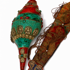 Ornement Cérémoniel de Style Tibétain Incrusté de Turquoise et de Corail avec Housse en Soie Brodée, Artisanat Népalais Fait Main - Product Image 6