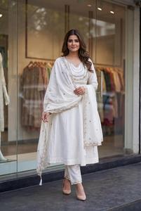 Conjunto Premium de Kurti, Pantalón y Dupatta de Seda Romana con Bordado Codificado, 3 Piezas - Product Image 4