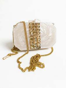 Pochette de luxe en plastique blanc nacré avec bande de cristaux champagne dorés / Forme octogonale / Sac à main de mariée - JAMEEL SONS 1L - Product Image 6