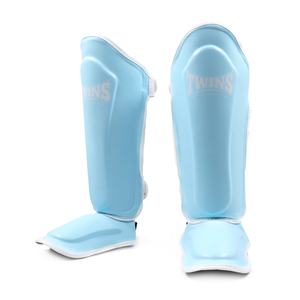 Protector de Piernas y Pies de Cuero Azul Cielo para Muay Thai, con Diseño Personalizado y Cierre de Correa, Superventas - Product Image 1