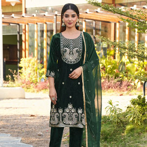 Salwar Kameez de créateur en velours épais pour soirée, orné de perles et de sequins de 3 mm, protection solaire, fentes latérales, toutes saisons - Product Image 1