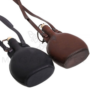 Botella de Peregrino Estilo Medieval Hecha a Mano, de Cuero Genuino con Revestimiento de Cera de Abeja y Tapón de Madera Seguro - Product Image 3