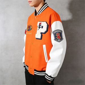 เสื้อแจ็คเก็ตวาร์ซิตี้สีส้มสำหรับผู้ชาย ปักตัวอักษร P ดีไซน์แพทช์  ทรงลำลอง  คอกลม  กันน้ำ ระบายอากาศได้ดี  พร้อมโลโก้ - Product Image 1