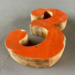 Letras y Números del Alfabeto Hechos a Mano con Madera de Barco Reciclada en Color Natural para Letreros, Decoración del Hogar o Venta al por Mayor para Tiendas - Product Image 5