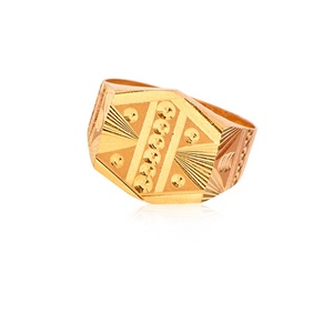 Bague signet géométrique dorée de qualité supérieure avec motif éventail gravé complexe et détails circulaires décoratifs - Product Image 1