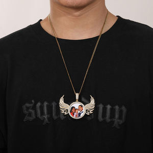 Collar con Colgante Personalizado de Alas de Ángel con Foto, Estilo Hip Hop, Chapado en Oro Rosa con Moissanita - Product Image 4