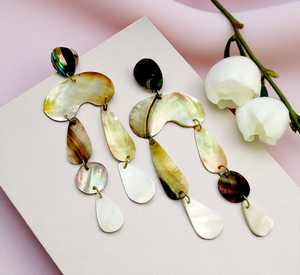 Boucles d'oreilles artisanales en coquillages irréguliers, bijoux en coquillages naturels faits à la main, artisanat artistique, pour les soirées - Product Image 2