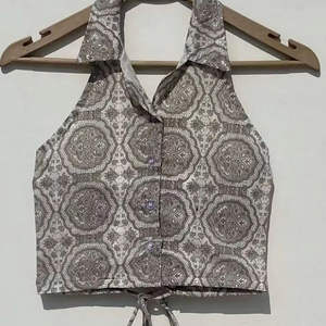 เสื้อครอปดีไซน์แบบลำลองของผู้หญิงสายรัดเส้นก๋วยเตี๋ยวปักลายดอกไม้สีขาวเทาระบายอากาศได้ดีมีสายคล้องคอ - Product Image 3