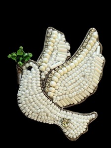 Adorno Colgante de Pájaro con Cuentas Blancas y Zari |   Decoración de Pared con Bordado de Perlas y Cristales |   Adorno Tradicional para Decoración Festiva y del Hogar - Product Image 3