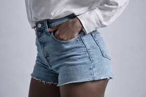 Shorts de mezclilla con dobladillo deshilachado y cintura alta para mujer – Shorts casuales de mezclilla para verano - Product Image 3