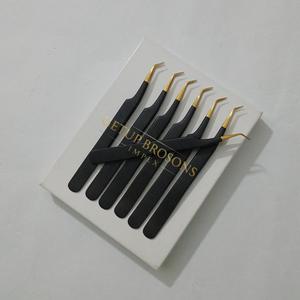 Pince à épiler pour extensions de cils en acier inoxydable dentelé à 45 degrés, revêtement noir mat, poignée dorée, logo personnalisé, beauté - Product Image 1