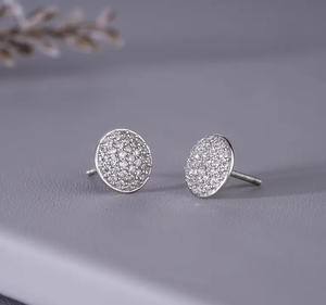 Boucles d'oreilles classiques en argent sterling 925 avec diamant moissanite taille brillant rond VVS et fermoir à vis pour femme - Product Image 3