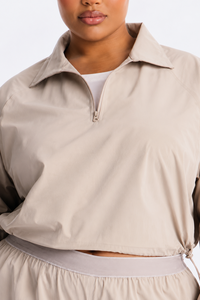 Ensemble deux pièces décontracté et sportif pour femme : veste coupe-vent courte beige à demi-zip et short à taille élastique - Product Image 3