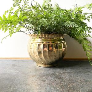 Vase de table en métal transparent moderne et rêveur pour une décoration intérieure magnifique avec une touche haut de gamme - Product Image 4