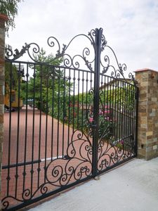 Portails d'entrée en fer forgé sur mesure avec une construction robuste, une sécurité supérieure, un savoir-faire de qualité supérieure et une durabilité accrue - Product Image 3