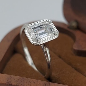 Bague de fiançailles de luxe unique en or massif 14 carats avec diamant de laboratoire taille émeraude 2 carats, sertissage clos, certifiée IGI, solitaire - Product Image 3