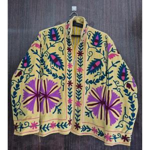 Chaqueta de terciopelo reversible de lujo con bordado floral bohemio Suzani, hecha a mano, vintage, ecológica, para mujer, de invierno - Product Image 1