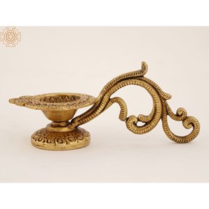 Lámpara Pooja de latón de 3 pulgadas hecha a mano con mango Artículo de decoración del hogar hindú Hecho en India - Product Image 2