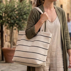 Bolsa de Mano Tejida a Mano Blanca con Rayas Negras de Algodón, Bolsa de Mano de Primera Calidad Ligera para Viajes de Verano, Bolsa para Ropa - Product Image 3