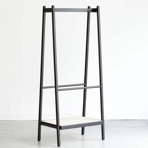 Porte-vêtements en bois de chêne massif noir avec cintre en rotin porte-vêtements sur pied pour suspendre les vêtements plusieurs étagères pour le rangement - Product Image 3