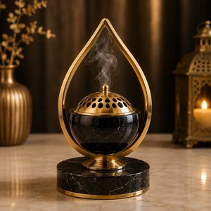 Brûleur d'encens suspendu haut de gamme avec cadre en forme de croissant de lune et bol décoratif doré, idéal pour les maisons et hôtels de luxe - Product Image 3