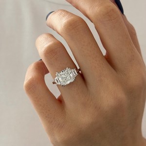 Anillo de Compromiso de Tres Piedras con Diamante Cultivado en Laboratorio de 4 Quilates, Corte Radiante Cuadrado, E VVS2, Oro Blanco de 18k, Certificado IGI - Product Image 5