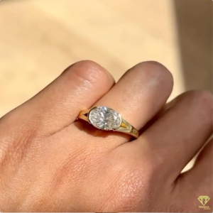 Anillo de diamante cultivado en laboratorio de forma ovalada de lujo, elaborado con un elegante diseño en oro y un estilo nupcial atemporal. - Product Image 2