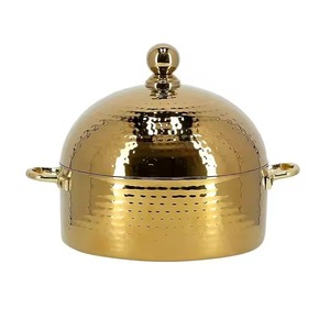 Cacerola con diseño de martillo y acabado dorado en forma curva, ideal para uso en restaurantes, elegante solución para calentar y servir alimentos, procedente de la India. - Product Image 3
