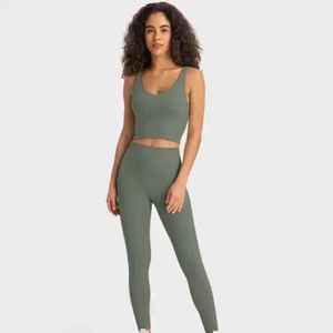 Ensemble de yoga 2 pièces pour femme : Soutien-gorge de sport dos nu à col carré et pantalon évasé taille haute avec ourlet fendu – Tenue de sport pour la gym - Product Image 3