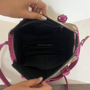 Bolso de Viaje Elegante de Cuero Genuino 100% Estilo Western con Patrón Premium, Cierre de Cremallera y Concho, Unisex - Product Image 6