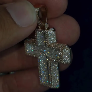 Colgante de cruz con incrustaciones de moissanita plateada, estilo diamante, colgante de cruz de Jesús estilo hip hop, amuleto religioso brillante, regalo de joyería para unisex - Product Image 2