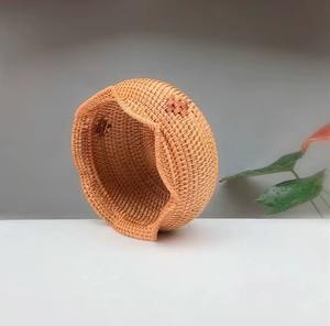 Panier rond tressé avec bord ondulé, en rotin tissé à la main, idéal pour ranger fruits, légumes, pain ou pour une présentation décorative en cuisine - Product Image 6