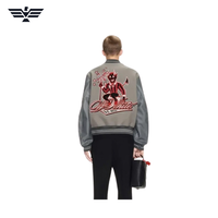 Blouson universitaire gris écologique pour homme avec blocs de couleur, col montant, fermeture éclair, lettres brodées et manches bomber style baseball