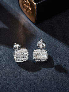 AMBER JEWELS ต่างหูทรงเรขาคณิตแบบมินิมอล เงินแท้ 925 ชุบเงิน ประดับโมอิสซาไนต์แบบไมโคร อินเตอร์เนชั่นแนล หรูหรา ใส่ได้ทุกวัน - Product Image 4