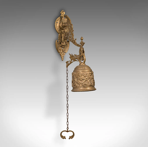 Cloche murale antique de style victorien en laiton, montée sur un support en filigrane détaillé avec une longue chaîne de tirage. Prix de gros. - Product Image 1