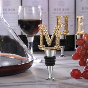 Tapón para Botellas de Vino con Letra M Martillada en Oro, Base Plateada y Sello de Goma Negra - Product Image 3