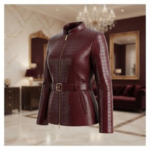 Veste élégante en similicuir gaufré croco bordeaux avec ceinture, col montant, manches longues, longueur standard pour femme, automne - Product Image 3