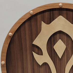 Authentique bouclier rond en bois de style viking, artisanat nordique classique pour décoration et accessoires de costume - Product Image 4