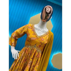 NUEVA LLEGADA CHINON SECUENCIA BORDADO IMPRESIÓN TRABAJO ALIA CUT TOP BOTTOM CON DUPATTA MOSTAZA - Product Image 2