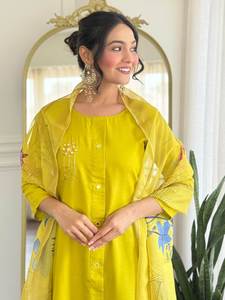 Ensemble Kurta et pantalon en soie romaine jaune moderne pour femmes, avec dupatta imprimée de fleurs |   Costume ethnique de créateur pour occasions de fête d'hiver et d'automne - Product Image 2