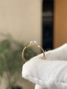 Elegante anillo de compromiso de oro de 18 quilates con dos diamantes cultivados en laboratorio de 1.819 quilates, corte bypass redondo, para mujer. - Product Image 2